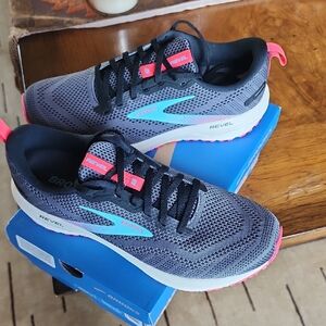NEW IN BOX WOMEN'S SIZE-10 BROOKS REVEL 6 MEDIUM/B RUNNING SHOES.